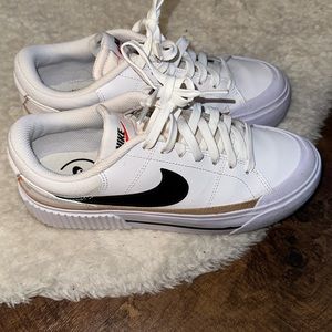 NIKE WOMENS COURT LEGACY LIFT SNEAKER.